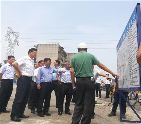 鄭俊康、吳煒到火車站周邊路網(wǎng)改造工程調(diào)研