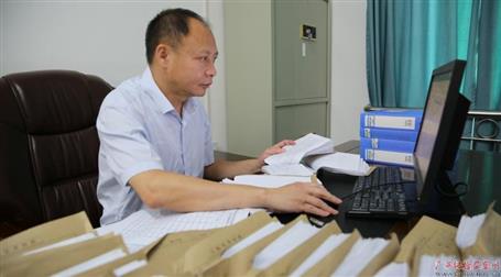 初心不改　本色不褪——記廣西勤廉榜樣、河池市紀(jì)委副書記、監(jiān)委副主任黃振林