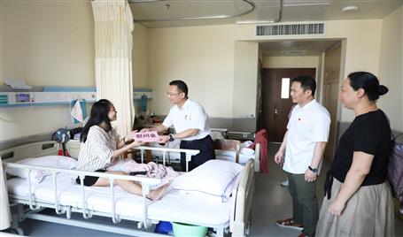 “七一”慰問(wèn)送溫暖 組織關(guān)懷暖人心