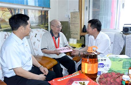 曾惠新到冶建公司慰問(wèn)離休老黨員