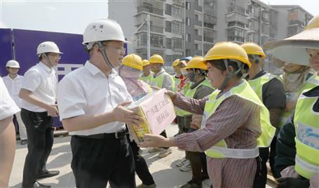 覃振華到第七分公司項(xiàng)目開(kāi)展“送清涼”慰問(wèn)活動(dòng)