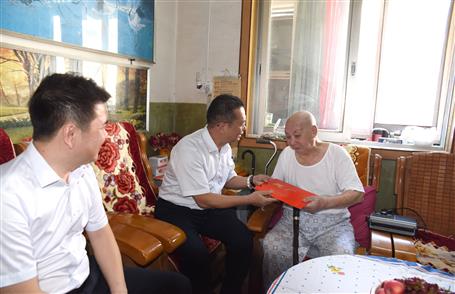 覃振華、賴海標(biāo)國慶節(jié)前慰問離休老干部