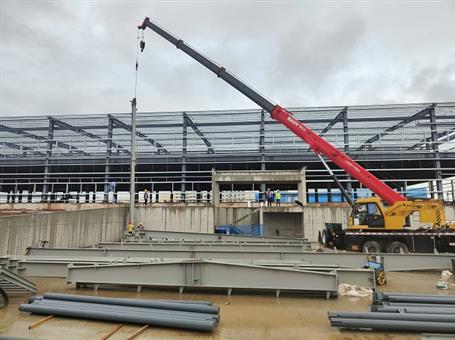 【奮戰(zhàn)三季度 打贏攻堅戰(zhàn)】冶建第四分公司內(nèi)蒙古項目2#冷庫鋼結(jié)構(gòu)首吊成功！